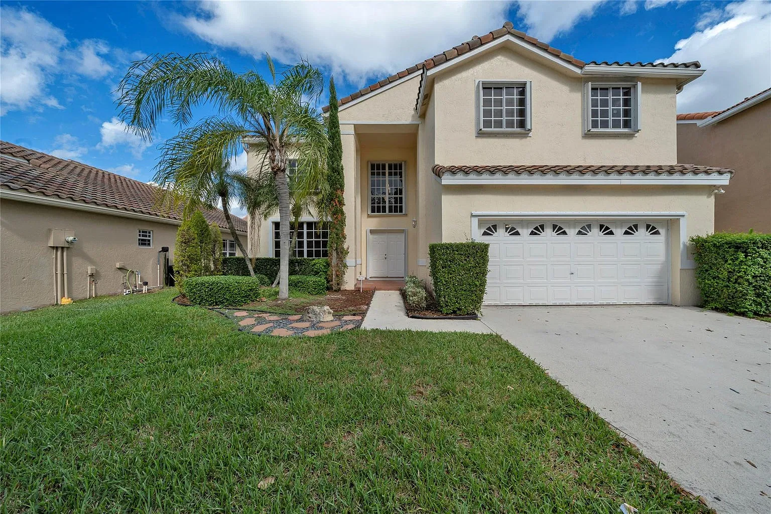 4 bed, 2.5 bath, 2730 sqft, $6,200 — Photo 1