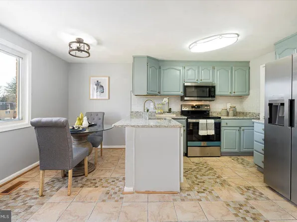 19052 Capehart Dr, Montgomery Village, MD 20886