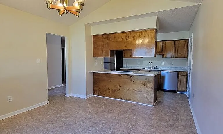 527 Raintree Cir — Photo 9