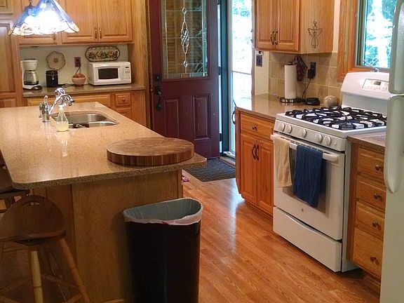 Island, gas stove. cabinets