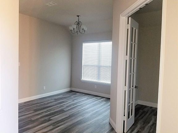 3rd image of 825 Llano Falls Dr