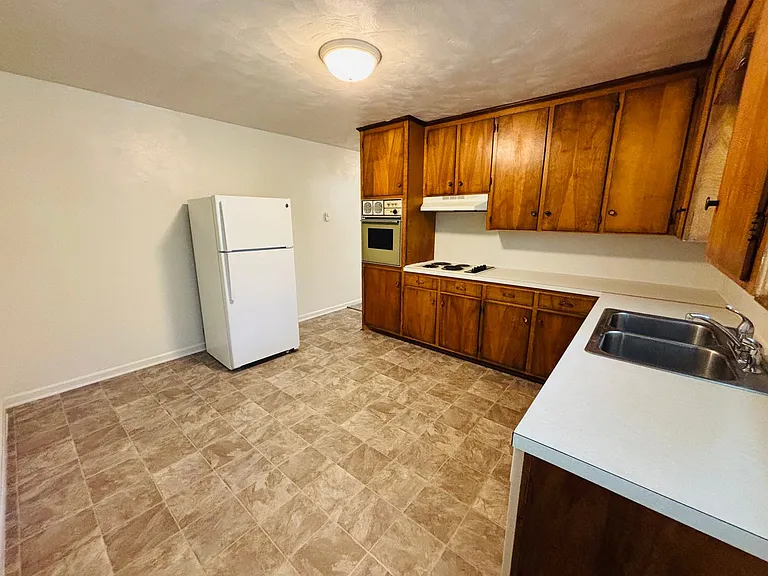 2 Bedroom, 1 Bath Apartment — Photo 5