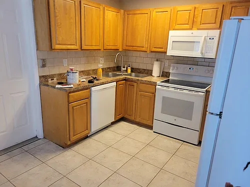 312 NW Broadview St Photo 1