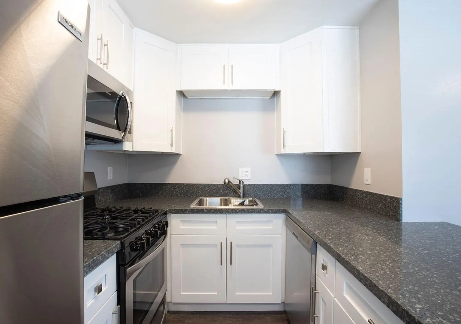 Cherokee Ave | 3853 — Photo 4