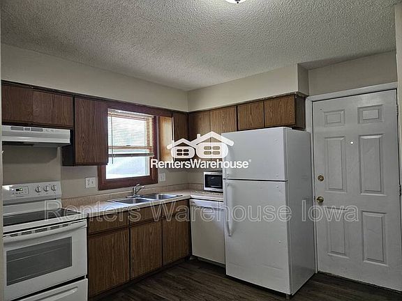 3rd image of 828 Hartford Ave