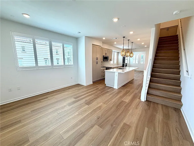 135 Evergreen — Photo 8
