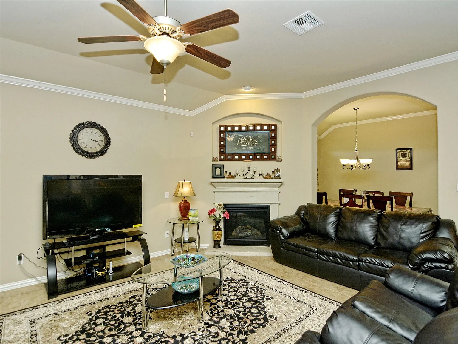 4 bed, 2.0 bath, 2292 sqft, $2,375 — Photo 4