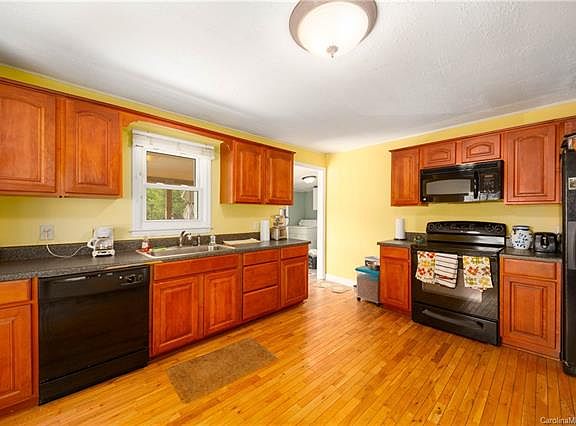 3rd image of 216 Edenburg St