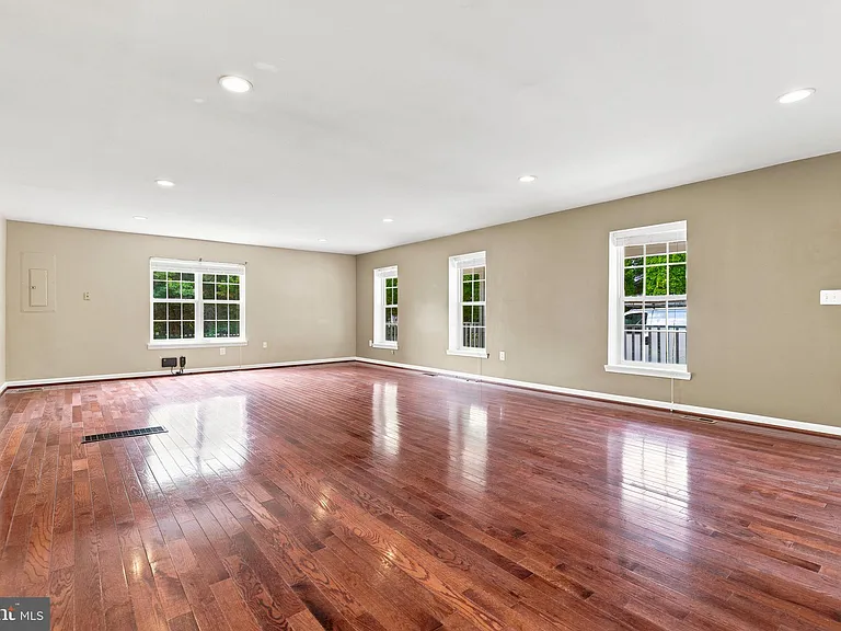 8916 Rugby Rd — Photo 13