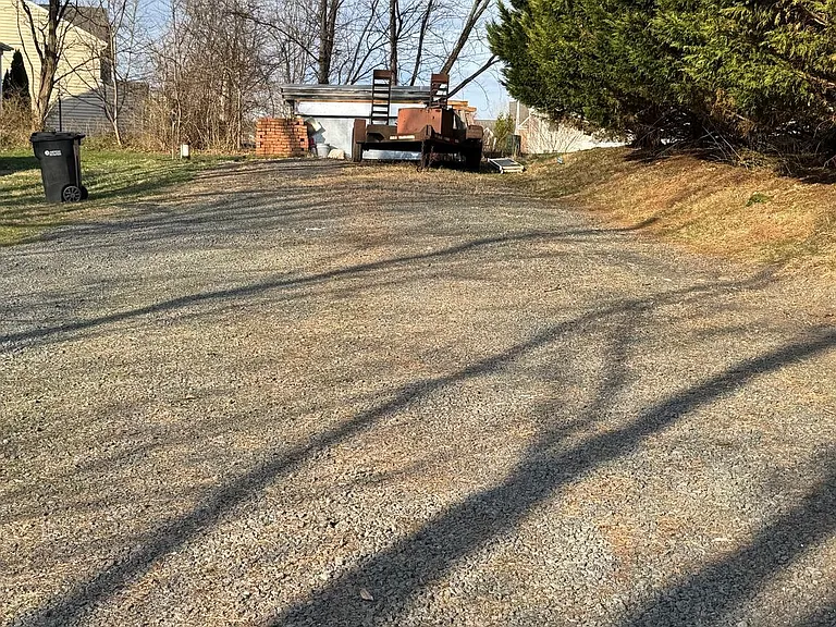 14780 Jordan Ln — Photo 2