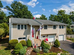 61 Fieldstone Dr, Somerville, NJ 08876