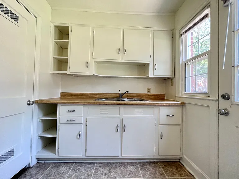 Latham Park Manor — Photo 13