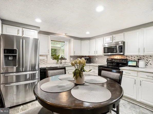 16009 Indus Dr, Woodbridge, VA 22191