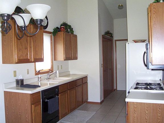 4th image of 975 Prescott Dr