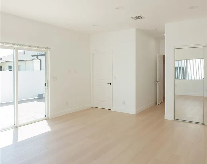 14605 Wyandotte St — Photo 31