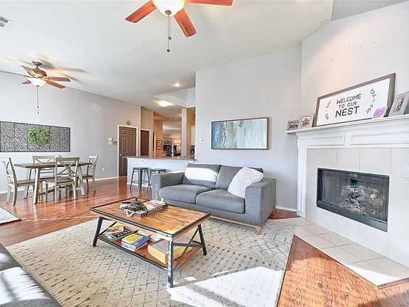 3rd image of 2105 Wallbrook Dr