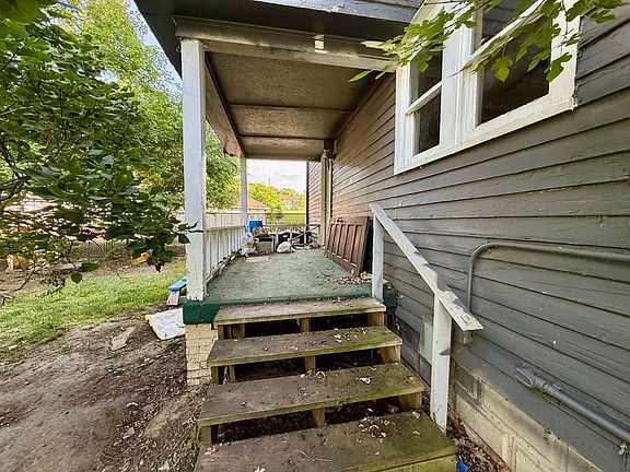 4th image of 925 S Ball St