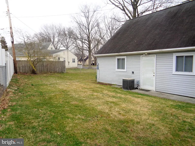 553 Doloro Dr — Photo 5