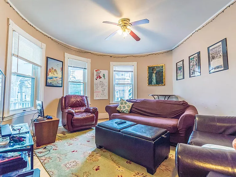 21 Euston St #3 — Photo 4