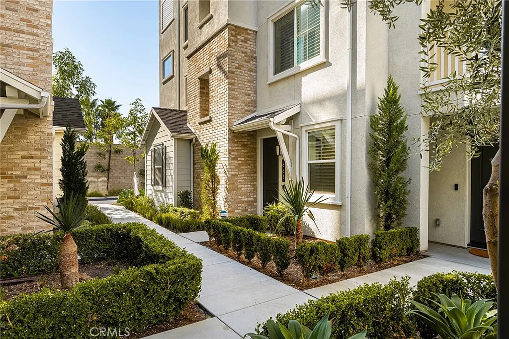 3 bed, 2.5 bath, 1821 sqft, $4,200 — Photo 2