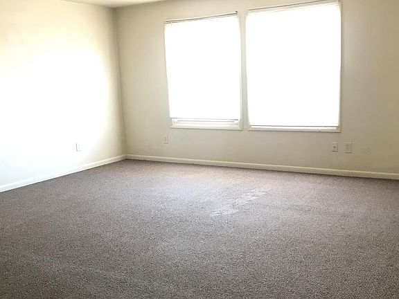 2nd image of 471 Fort Worth Ave APT B2