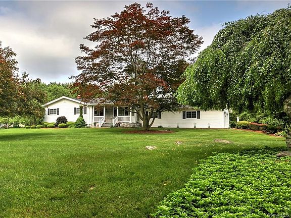 Gorgeious curb appeal!