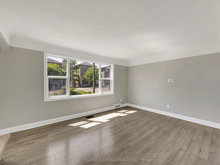 50 Columbia St W — Photo 8