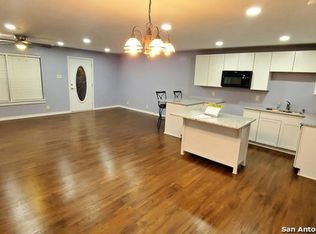 314 N Washington Dr, Devine, TX 78016