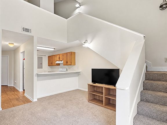2nd image of 1063 Stonegate Dr APT B