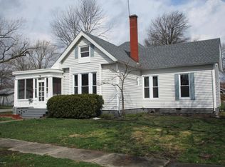 401 E 4th St, Flora, IL 62839