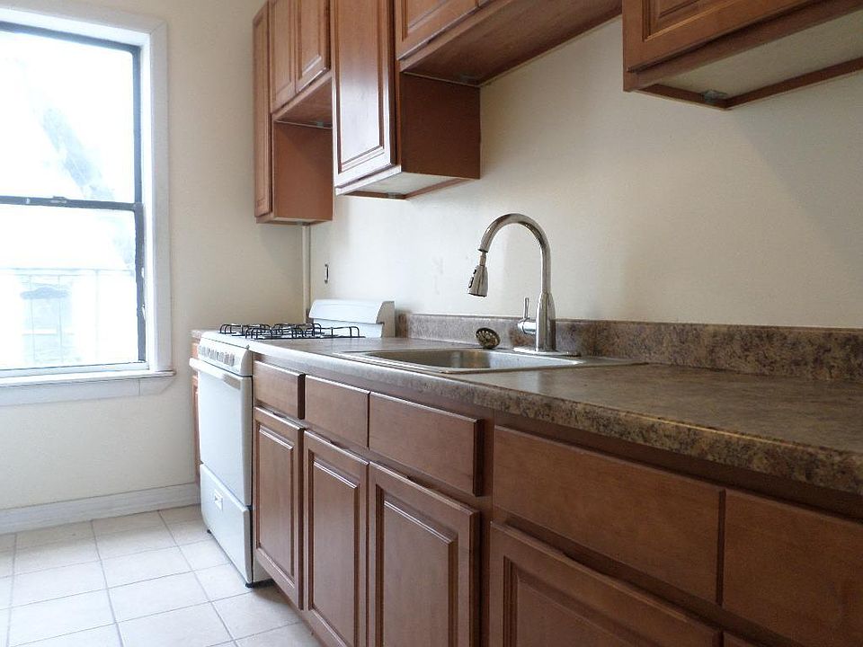 2nd image of 107 Linden St APT D5