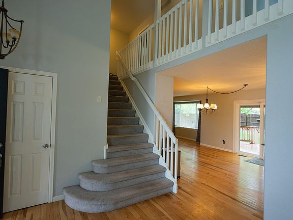 4th image of 1035 Stoneham St