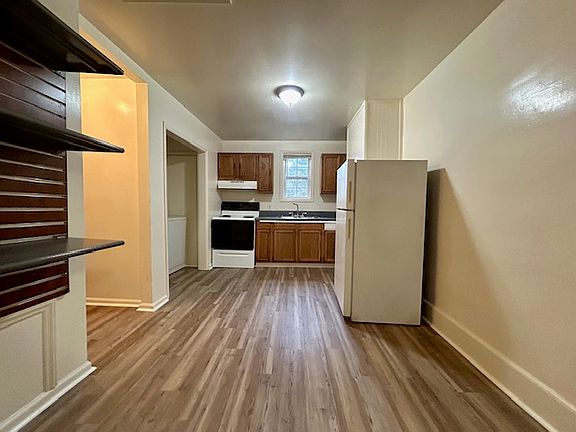 4th image of 2222 Greenway Ave
