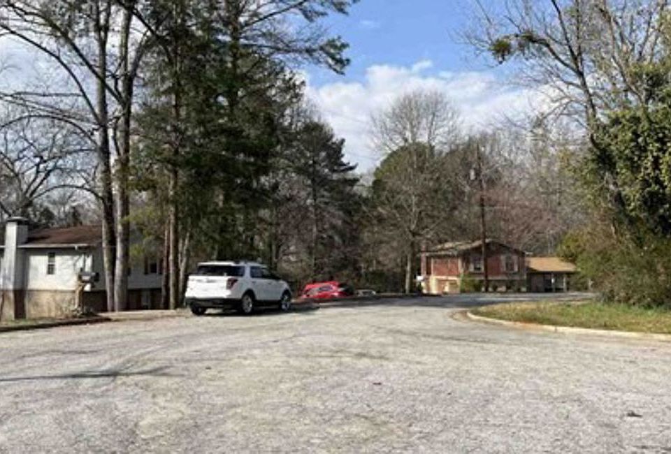 Exterior Neighborhood (street photo)