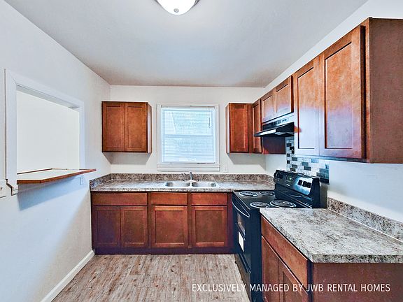 3rd image of 3504 Sunset St