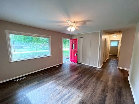 3214ElmhurstLivingRoom1_06132022