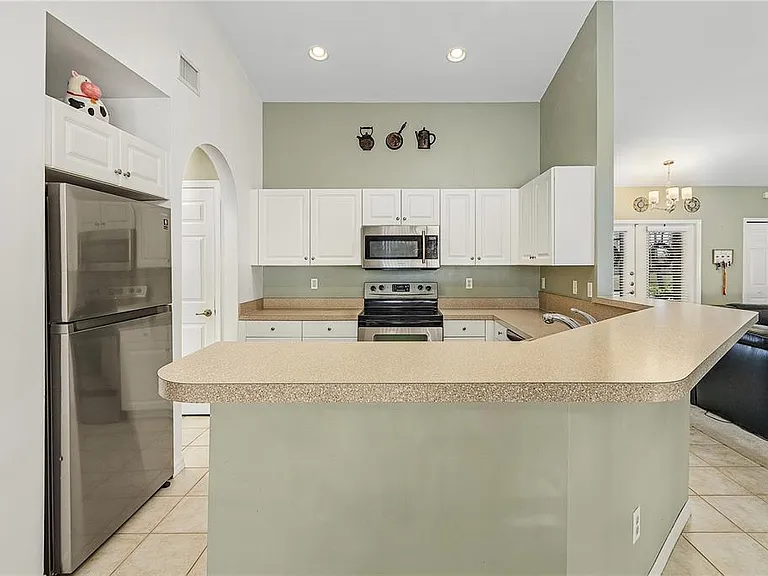810 SW 10th Pl — Photo 8
