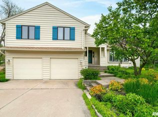 3235 Quail Ridge Rd, Bettendorf, IA 52722