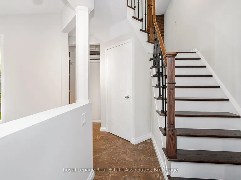 1308 Valerie Cres — Photo 16