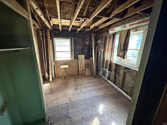 5th image of 581 Congress St