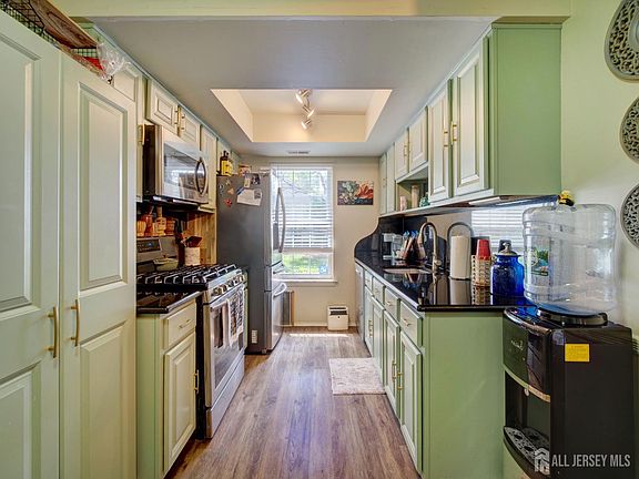5th image of 272 Bishop Ct