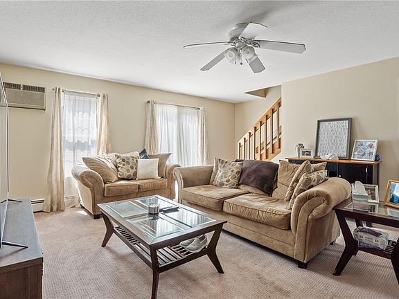 3rd image of 565 Quaker Ln APT 104