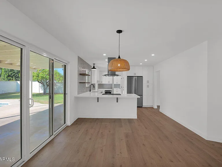 501 W Seldon Ln — Photo 14