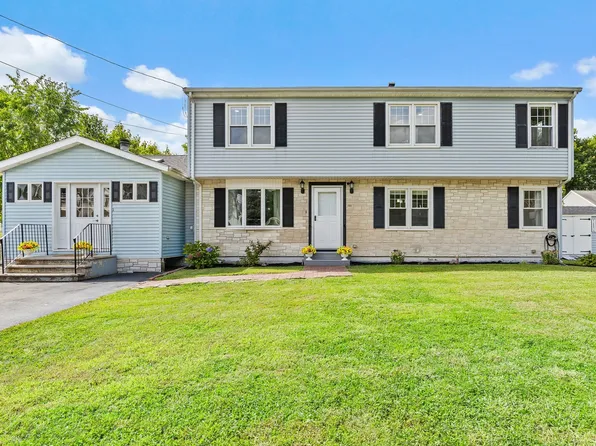 100 Muron Ave, Bellingham, MA 02019