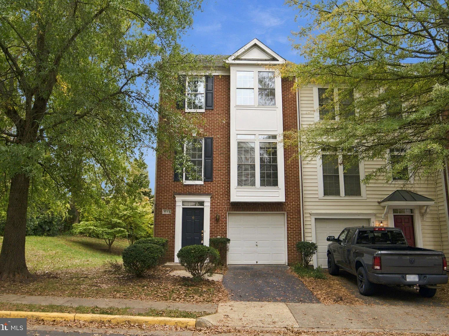 3 bed, 4.5 bath, 1378 sqft, $3,400 — Photo 1