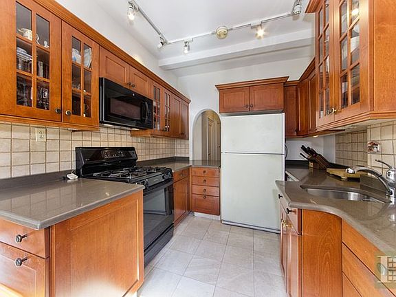 4th image of 330 W 72nd St APT 2D