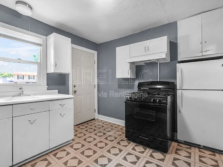 1443 S 32nd St #2 — Photo 3