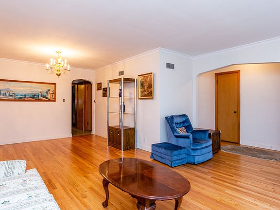 5th image of 5209 W Montrose Ave