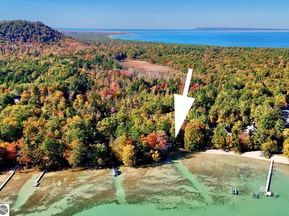 6439 S Sunset Gln, Glen Arbor, MI 49636
