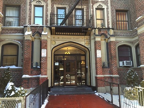 5th image of 2025 Regent Pl APT D2